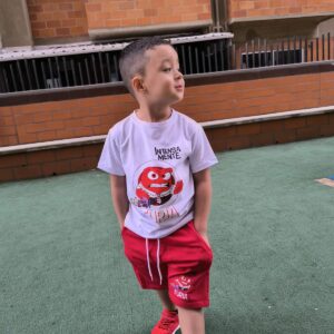 Conjunto niño intensamente